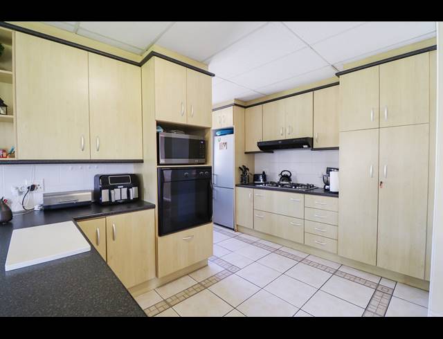 3 BEDROOM HOUSE RENTED IN THEESCOMBE